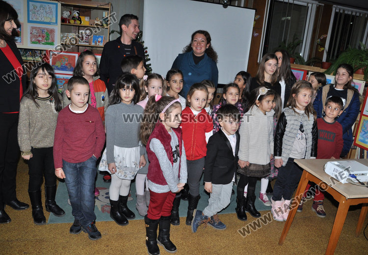 Млади художници от „Пастело“ показват 150 рисунки и свещници в библиотеката