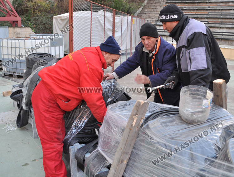 Подготвят ледената пързалка в Хасково, 130 чифта кънки в наличност