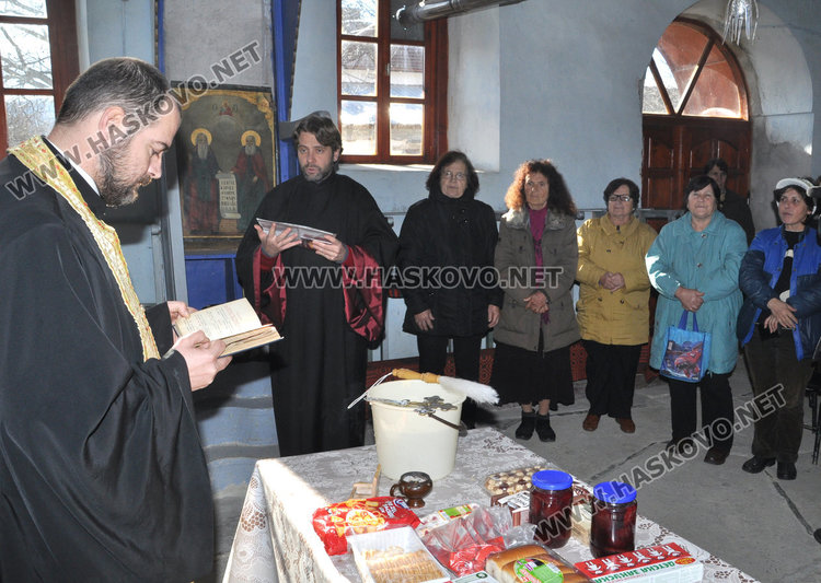 Свещеник именик служи на храмов празник на Никулден