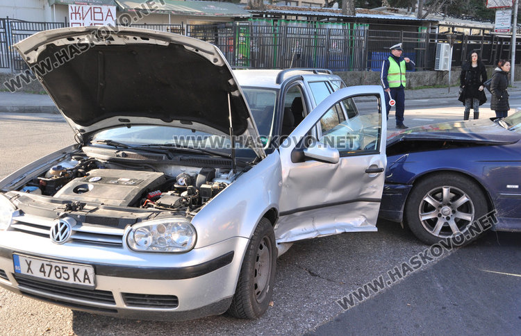 81-годишен с Голф засече БМВ до Захарната, трима в болница