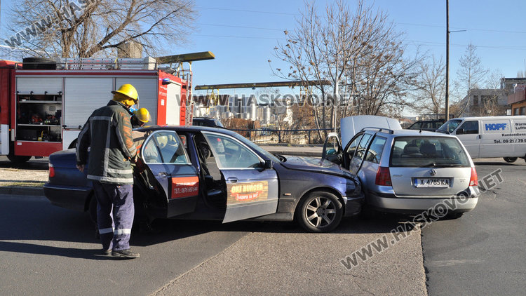 81-годишен с Голф засече БМВ до Захарната, трима в болница