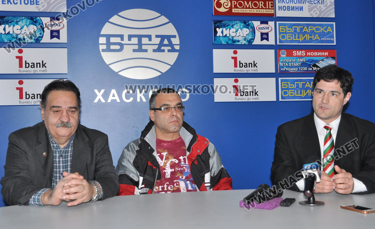 /отляво на дясно/ Предс.на БНРП Димитър Николов, областният координатор за Хасково Георги Майоров, Тамаш Секереш,  „Йоббик“ за Балканите 