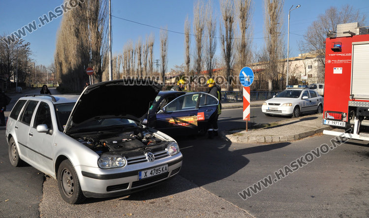 81-годишен с Голф засече БМВ до Захарната, трима в болница