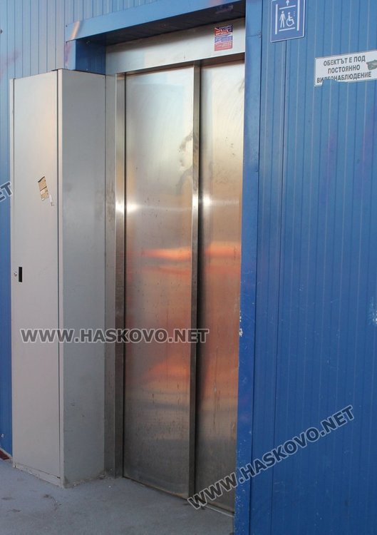 Проблем има и с двата асансьора, които също не работят