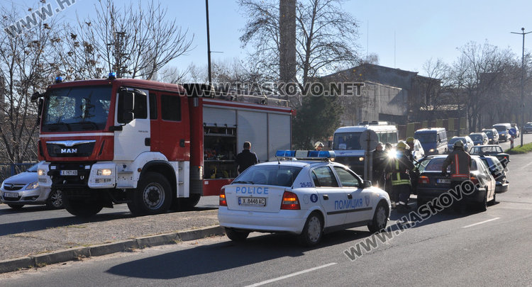 81-годишен с Голф засече БМВ до Захарната, трима в болница