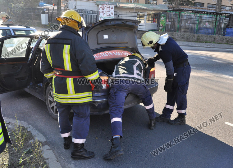 81-годишен с Голф засече БМВ до Захарната, трима в болница