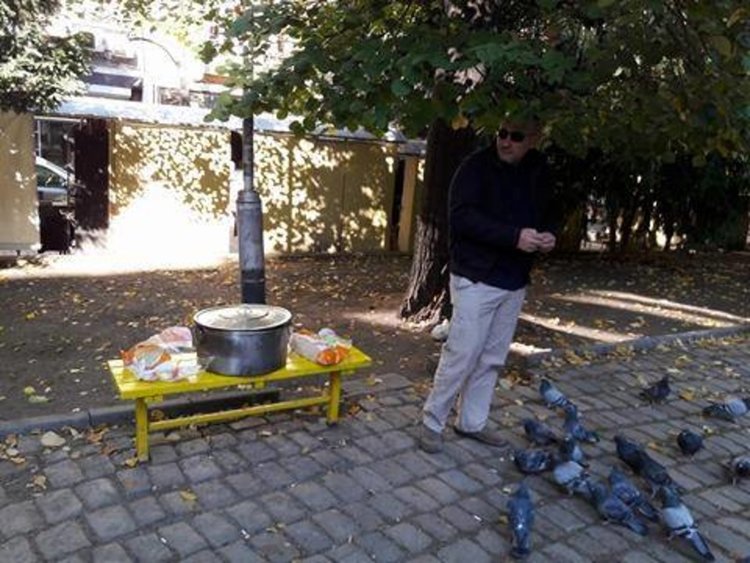 Стефан раздава често храната сам, фото личен архив