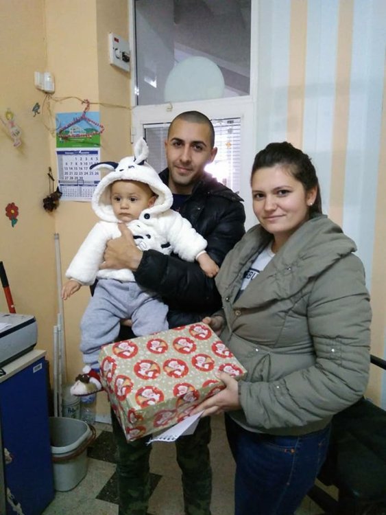 Едно от семействата, дарило кутия в акцията