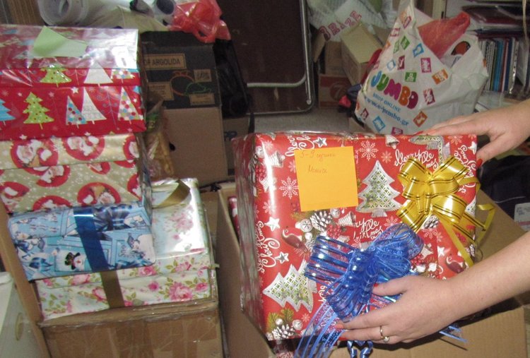Димитровградчани откликнаха на акцията за коледни кутии за бедни деца