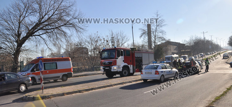 81-годишен с Голф засече БМВ до Захарната, трима в болница