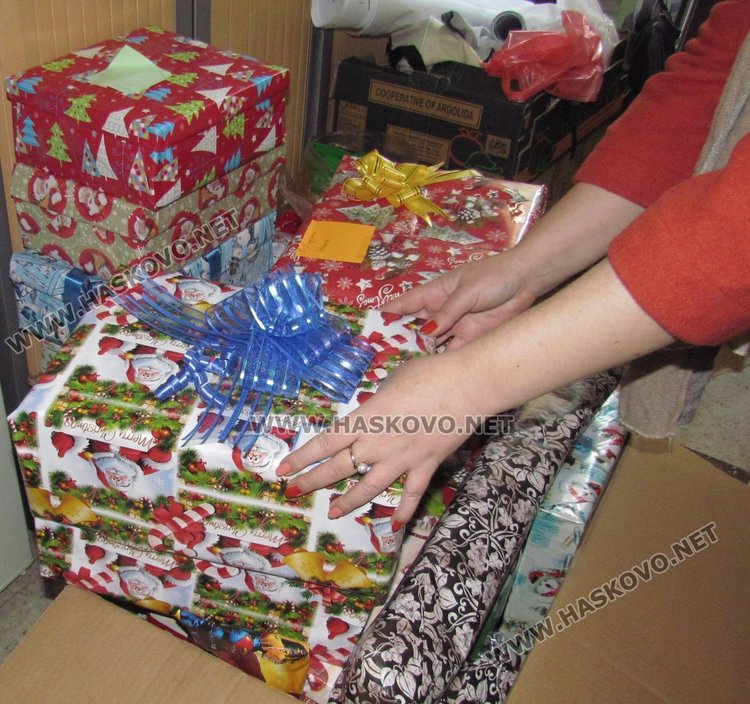 Димитровградчани откликнаха на акцията за коледни кутии за бедни деца