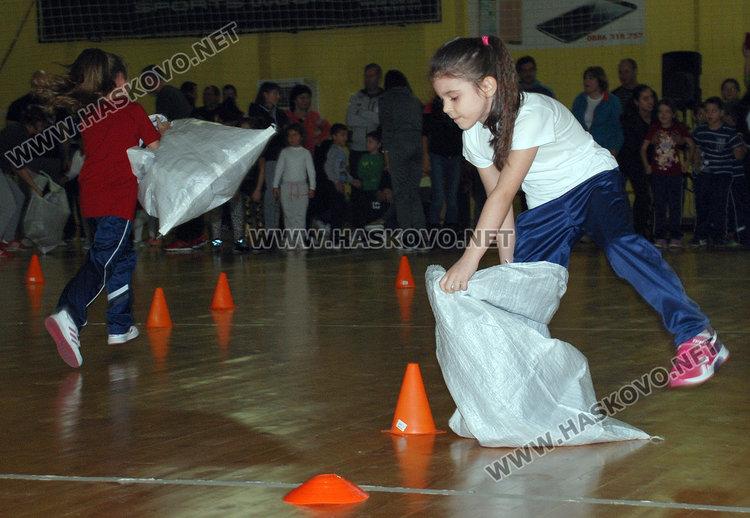 Деца и родители в надпревара с чували за „спортист на градината“