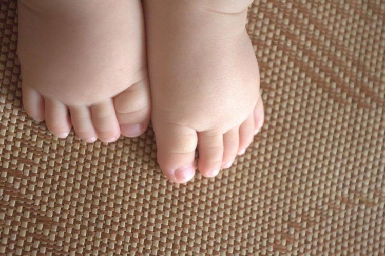 "Изоставено" дете в Перник, случаят започна да се разплита