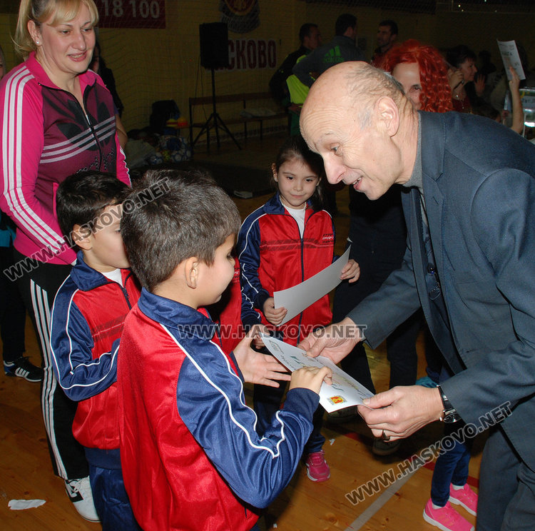 Деца и родители в надпревара с чували за „спортист на градината“