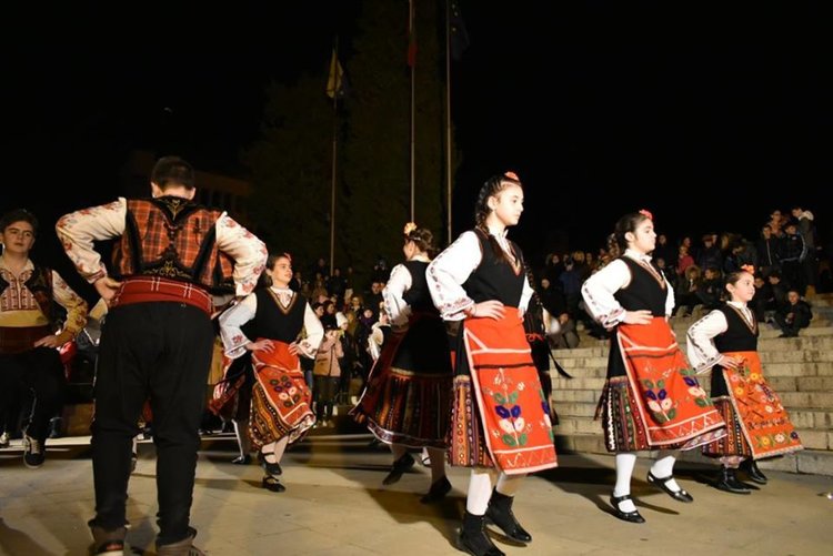 Засия коледното дърво в Асеновград, в понеделник грейват светлините в градския парк