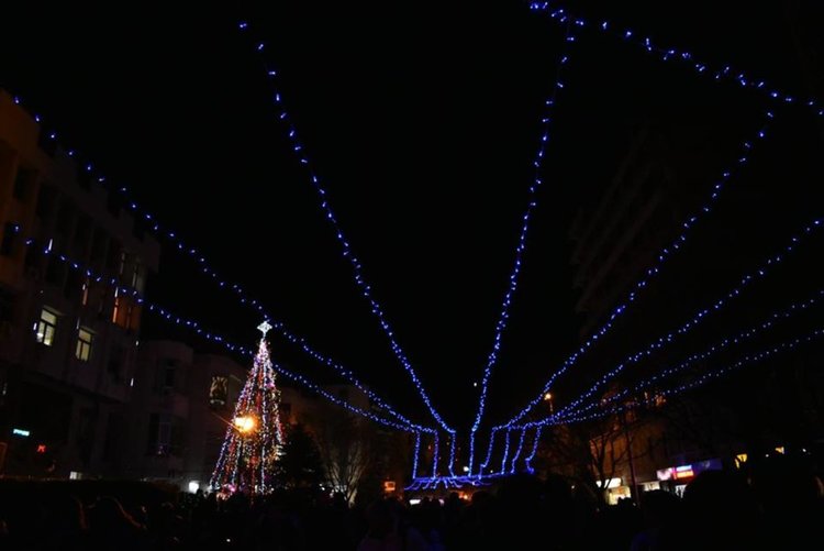 Засия коледното дърво в Асеновград, в понеделник грейват светлините в градския парк