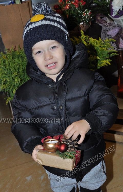 Коледното пазаруване стартира, подаръците от естествени материали са на мода