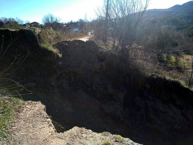 Пети ден продължава работата по възстановяване на щетите от последните дъждове