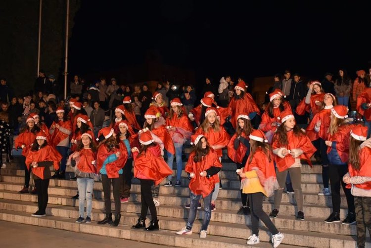 Засия коледното дърво в Асеновград, в понеделник грейват светлините в градския парк