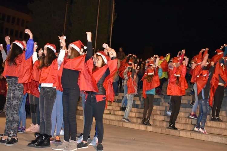 Засия коледното дърво в Асеновград, в понеделник грейват светлините в градския парк