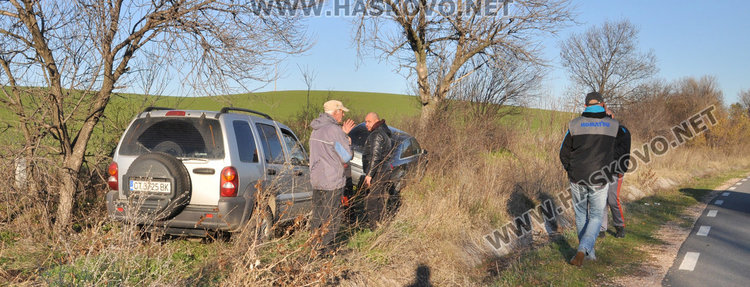 Ауди излетя от пътя за Баните и кацна до дърво