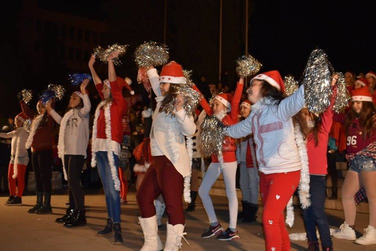 Засия коледното дърво в Асеновград, в понеделник грейват светлините в градския парк