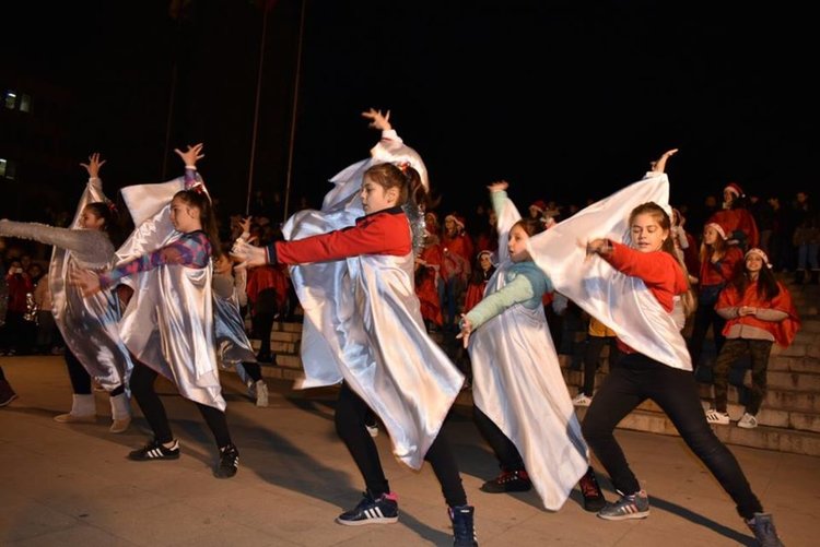 Засия коледното дърво в Асеновград, в понеделник грейват светлините в градския парк