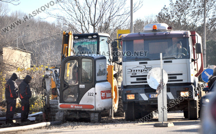 Бурният вятър разпиля маркировка по Кърджалийска, затапи движението