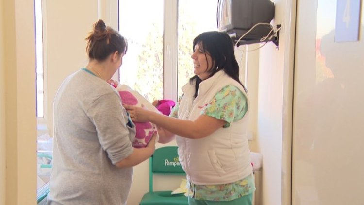 Две майки от Перник с благотворителна кампания за АГ отделението на болницата