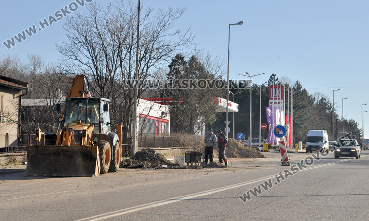 Бурният вятър разпиля маркировка по Кърджалийска, затапи движението