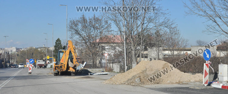 Бурният вятър разпиля маркировка по Кърджалийска, затапи движението