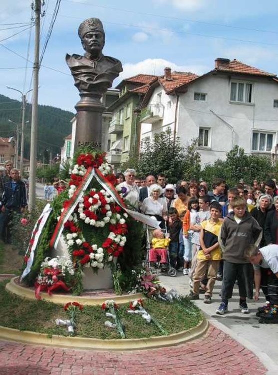 Паметникът на Капитан Петко войвода в Чепеларе
