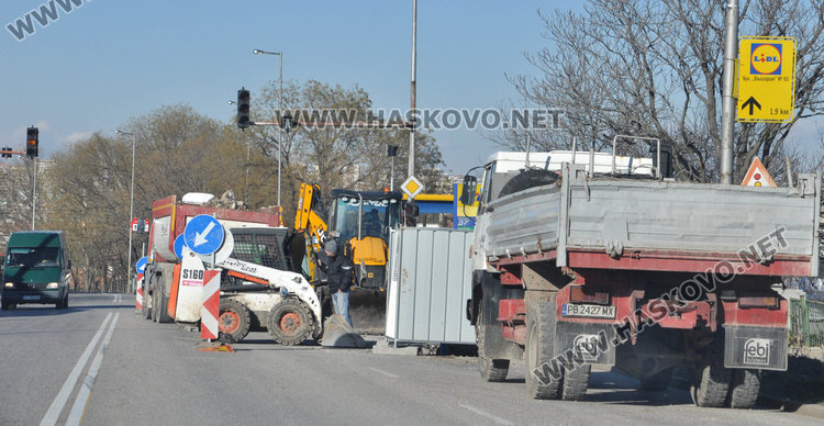 Бурният вятър разпиля маркировка по Кърджалийска, затапи движението