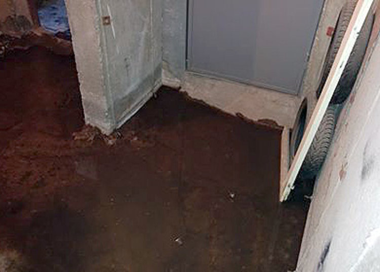 Блок в Бадема: Мазетата ни сe пълнят с фекалии. ВиК: Пращаме екип веднага 