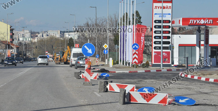 Бурният вятър разпиля маркировка по Кърджалийска, затапи движението