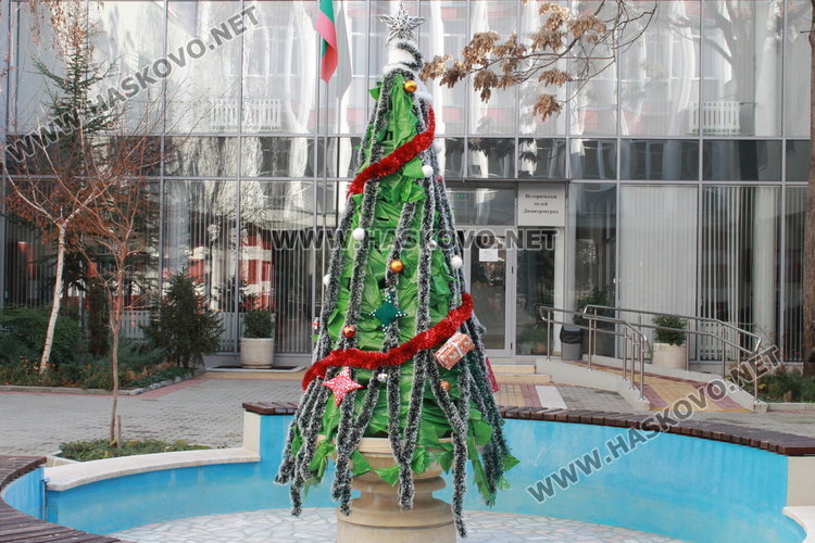 Семейна коледна работилница отвори врати в димитровградската библиотека