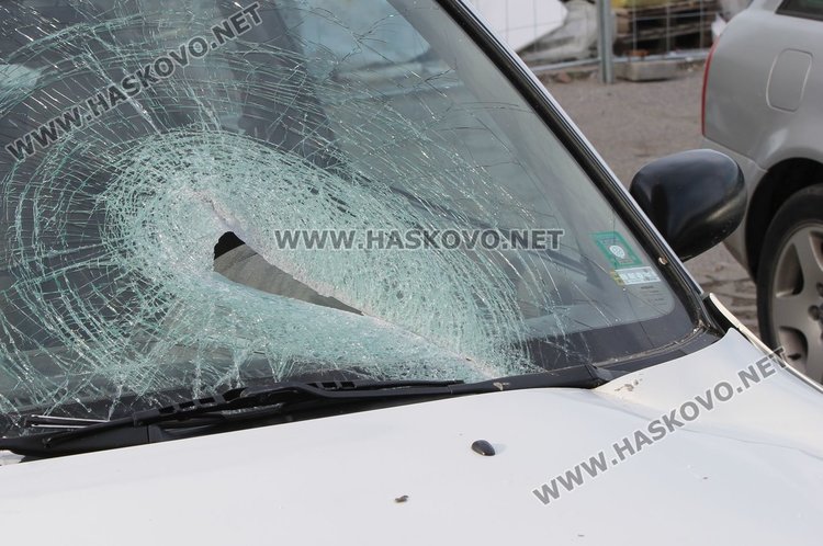 Част от строително скеле потроши колата на димитровградчанка