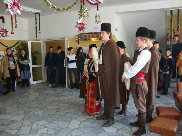 В гимназията по икономика създават празнично настроение