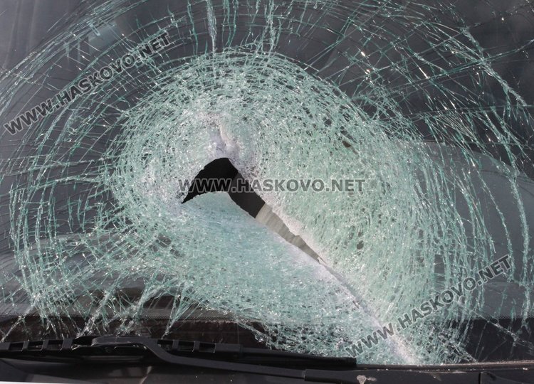 Част от строително скеле потроши колата на димитровградчанка