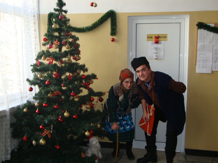 В гимназията по икономика създават празнично настроение