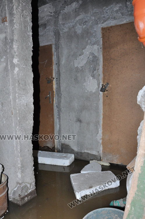 Затлачена шахта наводни блок в Бадема. ВиК: трябва да си платят