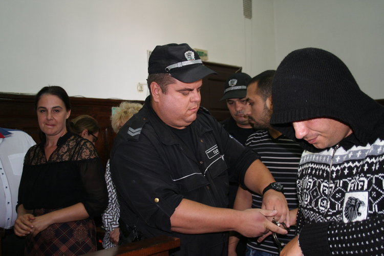 Делото срещу измамниците, завлекли баба Елена от Дебър, зацикли