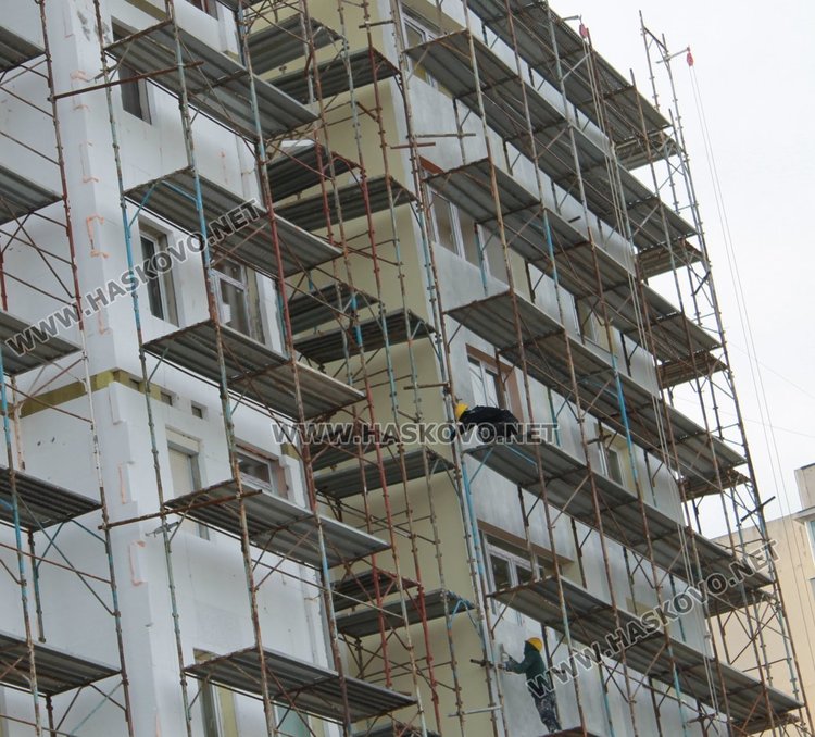 Част от строително скеле потроши колата на димитровградчанка