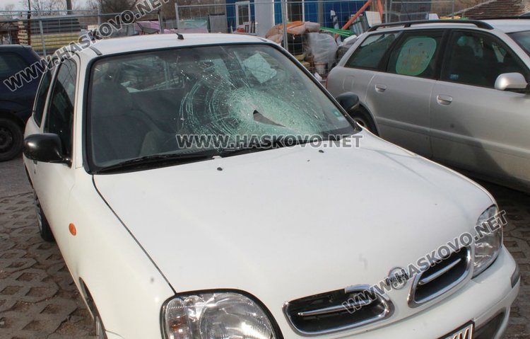 Част от строително скеле потроши колата на димитровградчанка