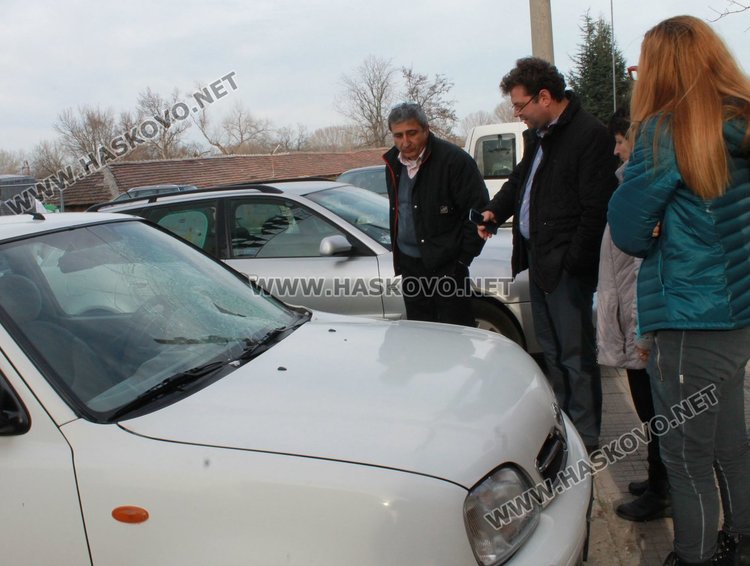 Част от строително скеле потроши колата на димитровградчанка