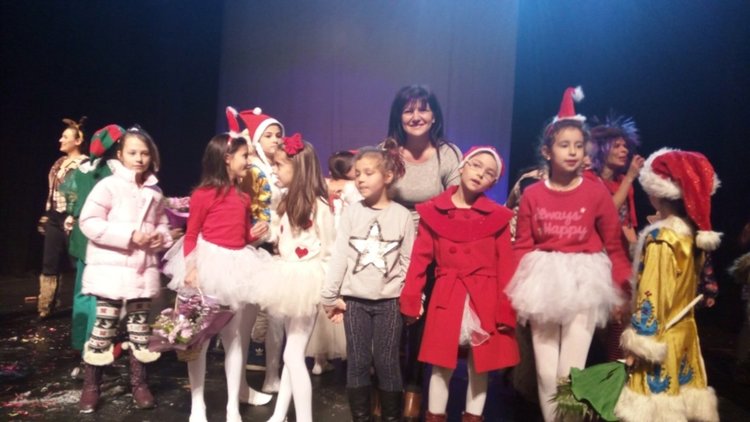 Цвета Караянчева подарява представление на малките кърджалийци за празниците