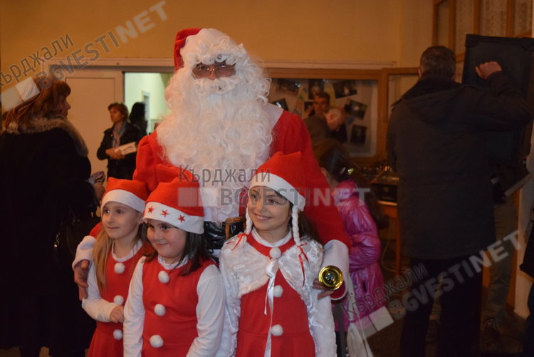 Дядо Коледа разнася подаръци  по домовете в Кърджали