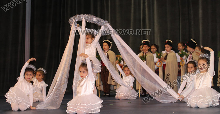 46 деца от приемни семейства получиха подаръци от Дядо Коледа 