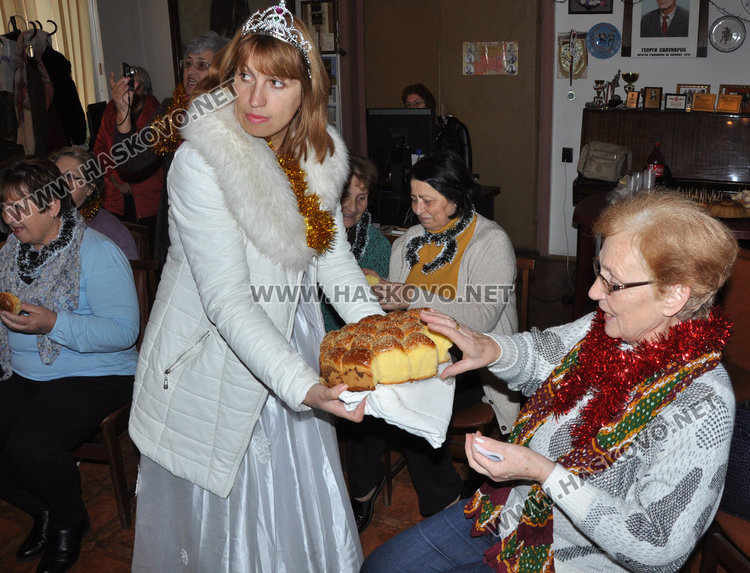  Дядо Коледа донесе много настроение и подаръци в Тракийското дружество