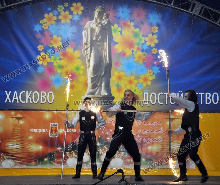 Дядо Коледа рокер пристигна в Хасково за запалването на светлините на елхата